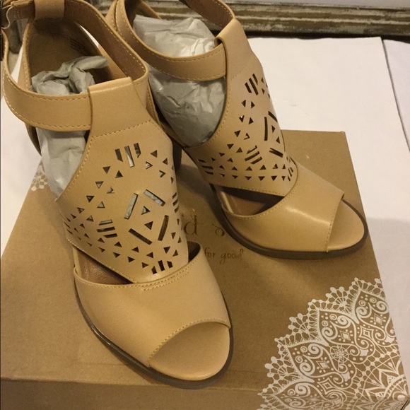 HOST PIC NEW IN BOX ALTAR’D STATE HEELS❤️❤️❤️❤️ - Picture 5 of 8